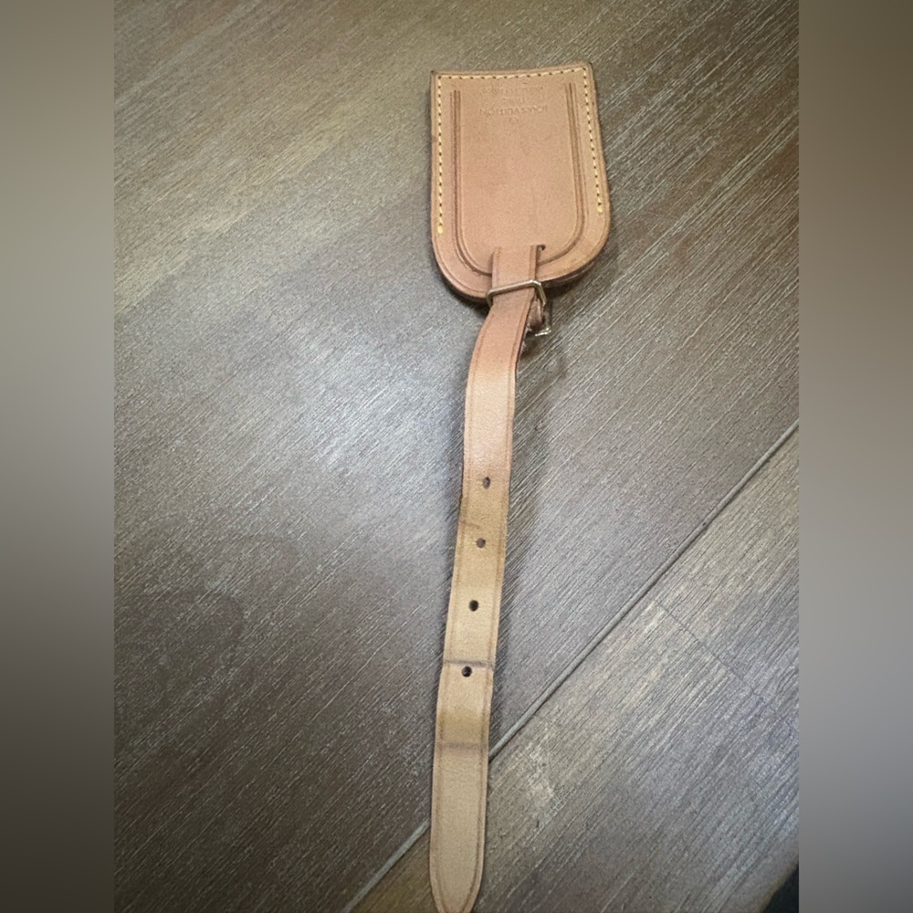 Louis Vuitton Beige Leather Tag with Yellow Stitching - Picture 6 of 6